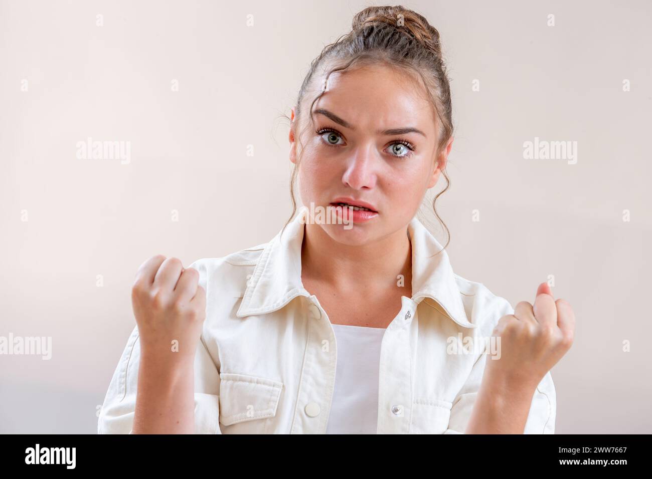 Femme, face, plan horizontal montrant des signes de colère. Banque D'Images