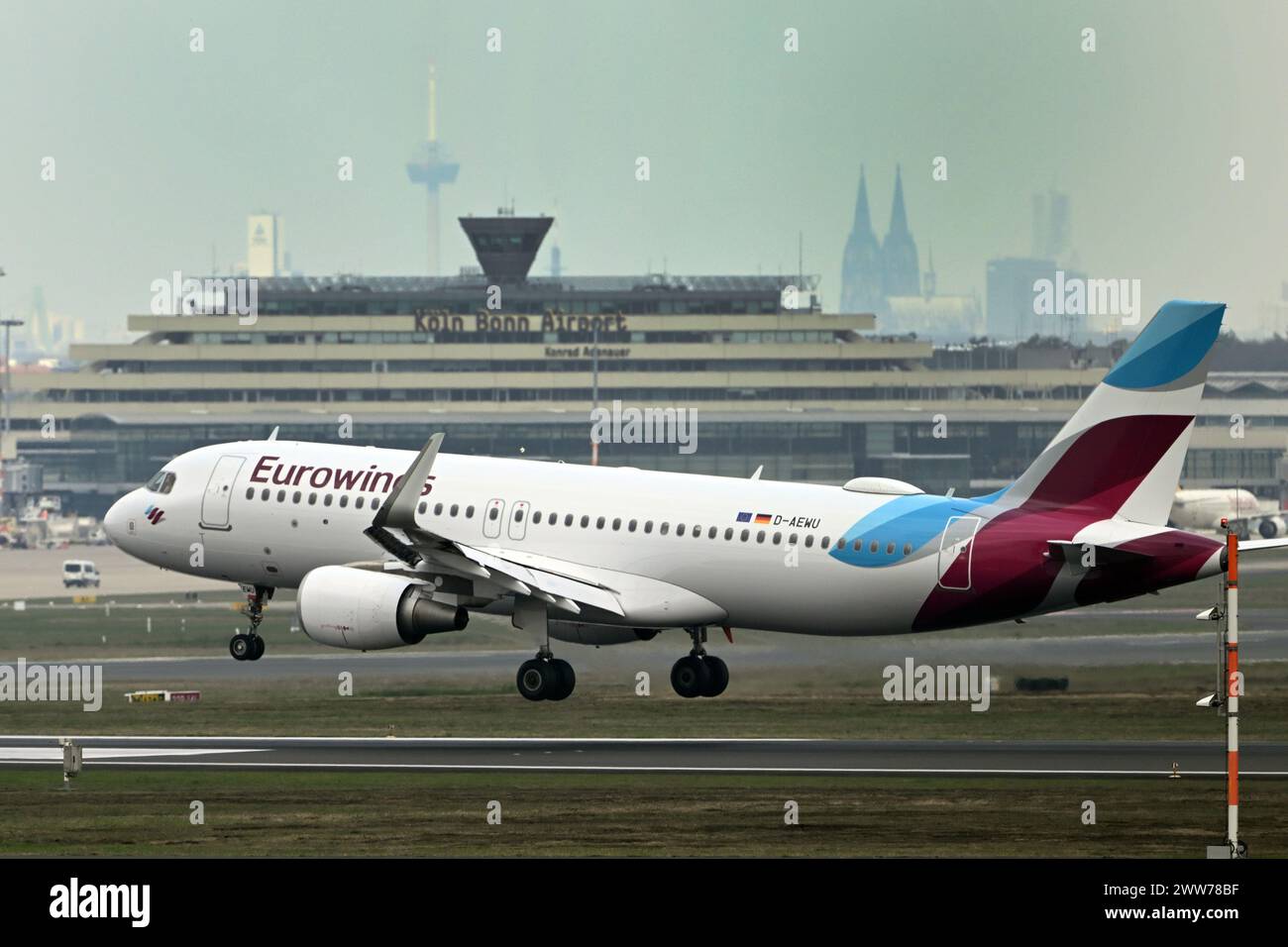 Cologne, Allemagne. 22 mars 2024. Un avion Eurowings atterrit à l'aéroport de Cologne/Bonn. Les aéroports de Rhénanie-du-Nord-Westphalie sont susceptibles d'être très fréquentés au début des vacances de Pâques. Le plus grand aéroport de Rhénanie-du-Nord-Westphalie, l'aéroport de Düsseldorf, attend 165 000 passagers pour le seul premier week-end de vacances, selon ses propres chiffres. 77 000 personnes sont attendues à l'aéroport de Cologne/Bonn au cours de la même période. Crédit : Federico Gambarini/dpa/Alamy Live News Banque D'Images