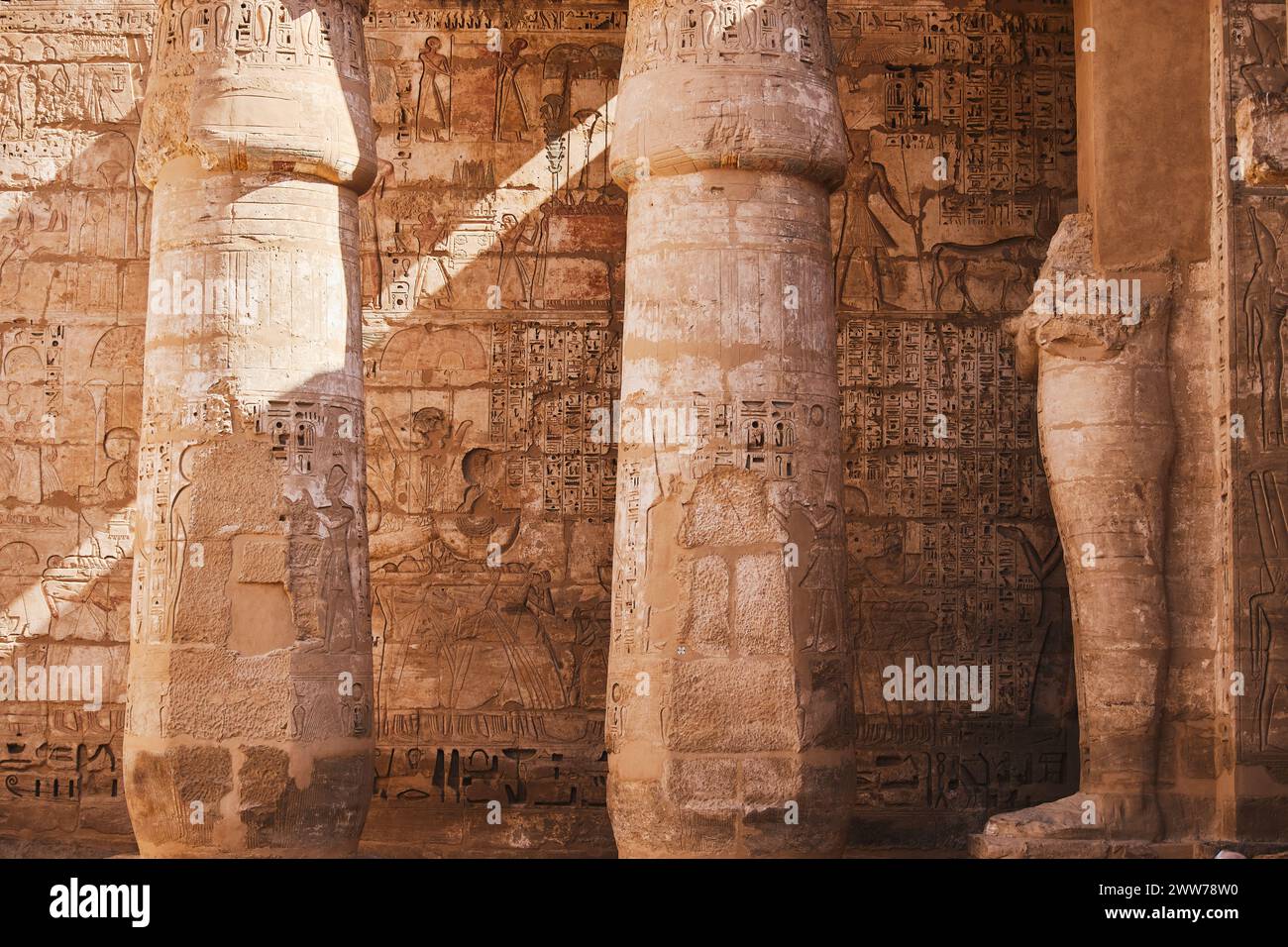 Colonnes avec hiéroglyphes égyptiens et symboles anciens. Célèbre monument égyptien. Visite de l'Egypte ancienne. Destination de vacances. Site historique. Déplacement a Banque D'Images