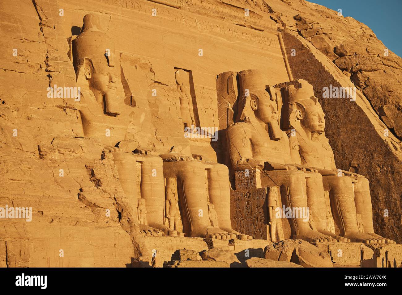 Devant le Temple de Ramsès II. Temples d'Abu Simbel. Monument égyptien populaire. Egypte ancienne. Destination de vacances. Site historique. Visites et vue Banque D'Images