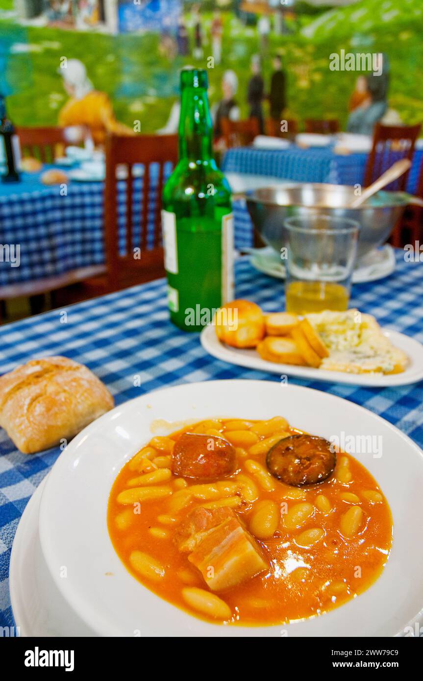 Fabada Asturiana servant dans un restaurant typique. Les Asturies, Espagne. Banque D'Images