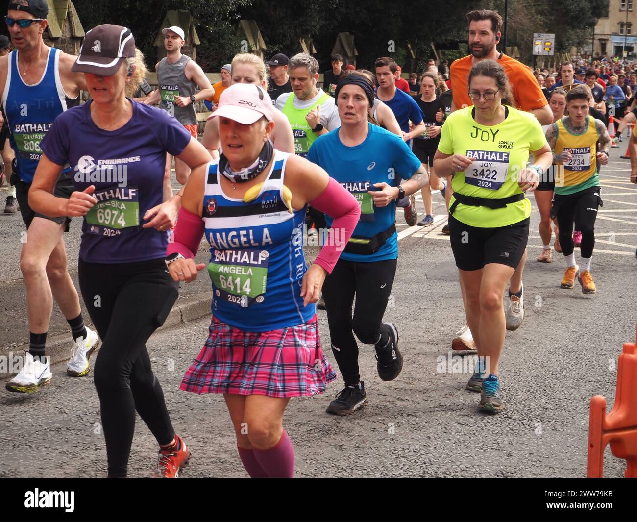 Coureurs participant au semi-marathon de Bath 2024, y compris les participants soutenant le Bath Rugby Banque D'Images