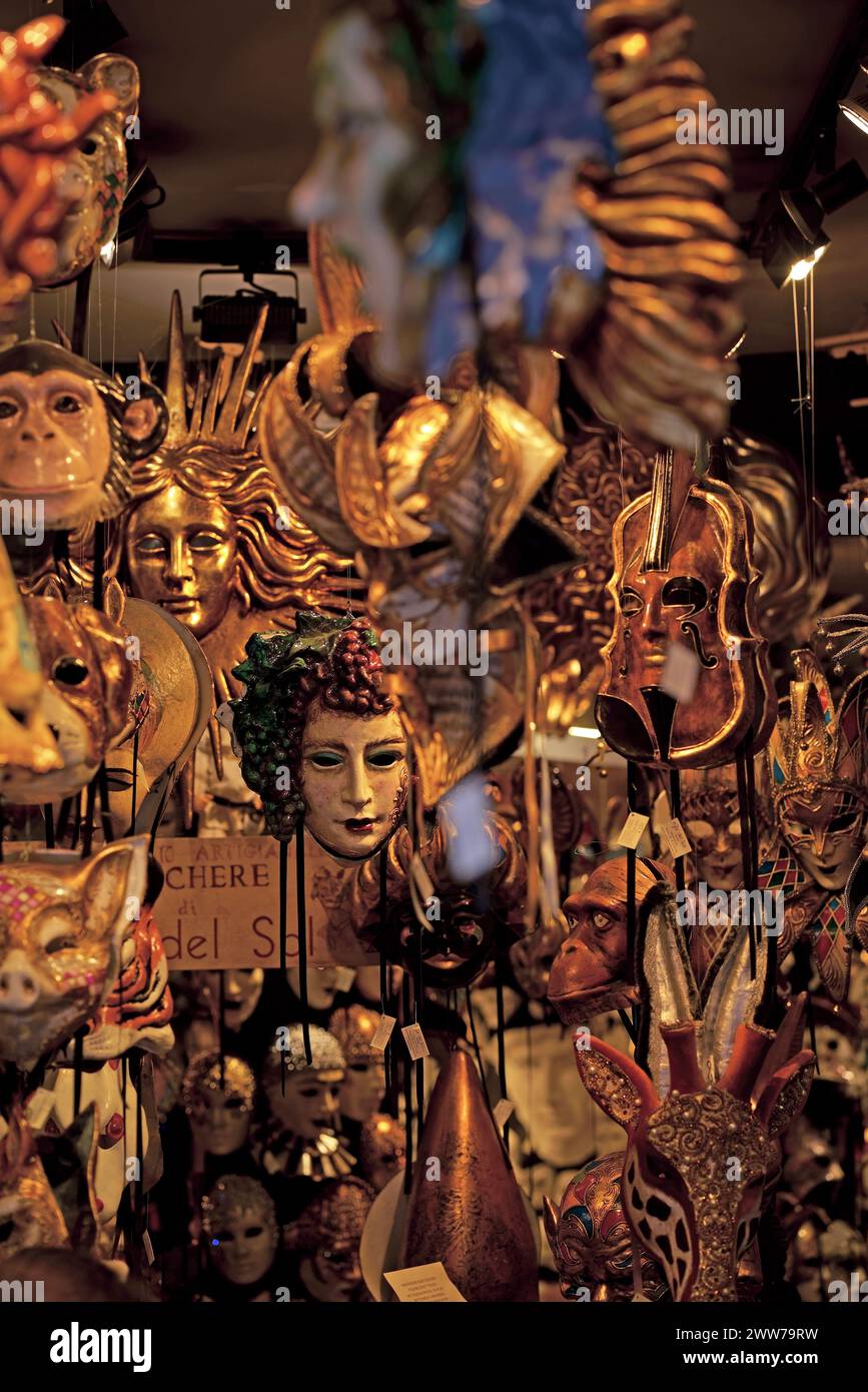 Masques dans un magasin à Venise. Masques vénitiens en magasin à Venise. Banque D'Images