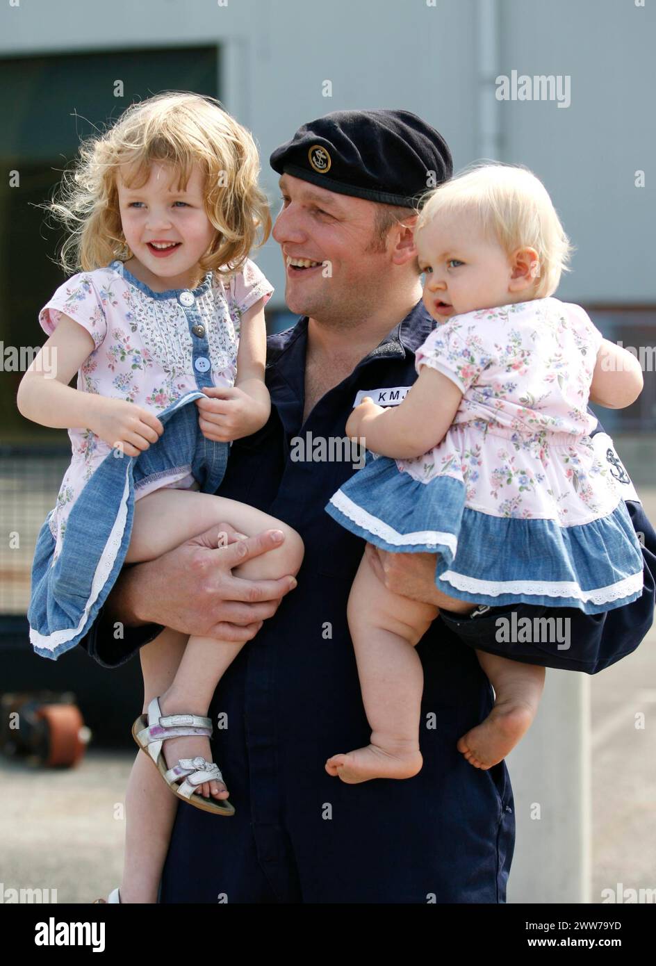 04/07/11.photo : laissez Keith Ross est accueilli chez lui par ses filles Erin (3) et Niamh (11mths). .Le chasseur de mines de la Royal Navy HMS Brocklesby est rentré chez lui Banque D'Images