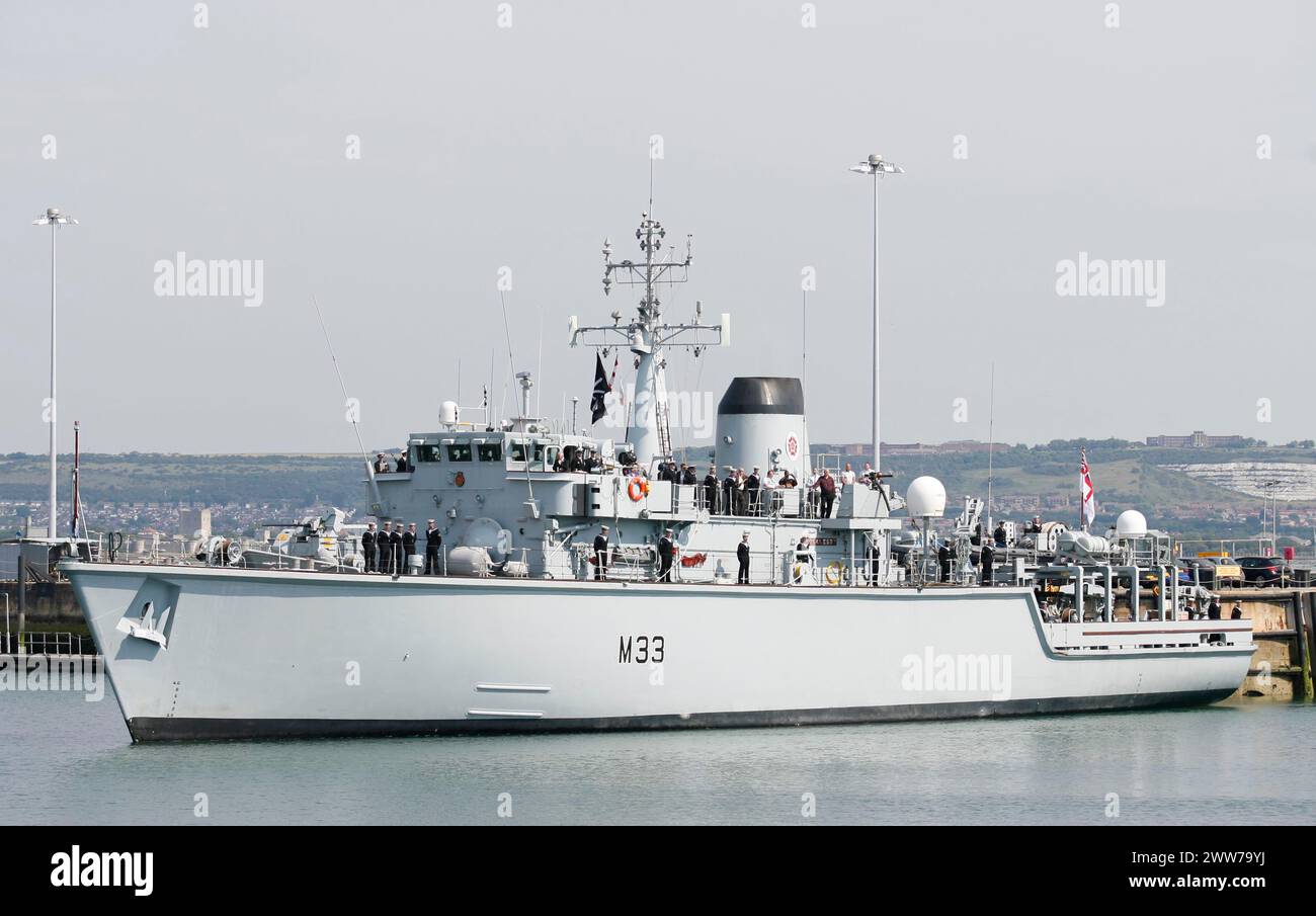 04/07/11.photo : le HMS Brocklesby navigue dans Portsmouth..le chasseur de mines de la Royal Navy HMS Brocklesby est rentré chez lui aujourd'hui à Portsmouth après six mois chargés Banque D'Images