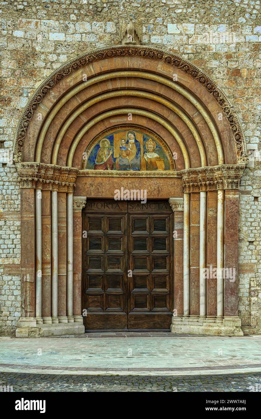 Sur le mur gauche de la basilique Santa Maria di Collemaggio se trouve le portail monumental connu sous le nom de Porta Santa. L'Aquila, Abruzzes, Italie, Europe Banque D'Images