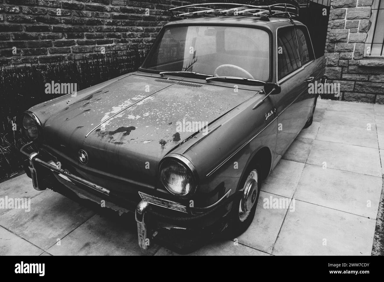 BMW vintage dans la cour, tir noir et blanc, Buenos Aires, Argentine, 09.02.2024 Banque D'Images