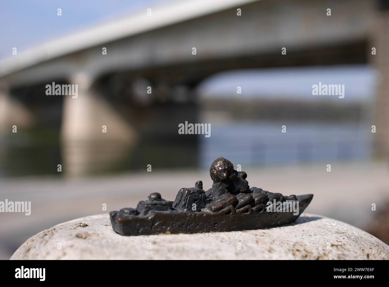 Le navire de guerre russe, avec le président Poutine, une mini statue en bronze du sculpteur ukrainien hongrois Mihaly Kolodko, Moszkva sétány (remblai), Budapest, Hongrie Banque D'Images