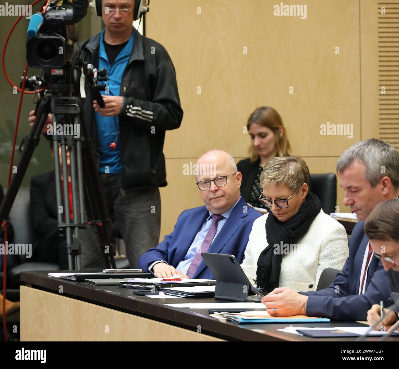 Bundesrat zu Bahnverkehr 22.03.2024, Allemagne, Bundesrat, Bundesratssitzung zu Bahnwegeplan, mit Sts Michael Theurer BMV, und Minister fuer Verkehr in Baden Wuerttemberg Winfried Hermann c Frank Ossenbrink Media Group berlin GmbH mobil 00491724006505 , politikfotohotmail.com , www.politikfoto.de, Bankverbindung : Frank Ossenbrink IBAN : DE 77 70017000 9400427530 BIC: PAGMDEM1 PayCenter Bank Steuernummer VAT 37 239/21622 Finanzamt Berlin, EUID DEF1103R.HRB123335B Berlin Berlin Allemagne *** Bundesrat sur le transport ferroviaire 22 03 2024, Allemagne, Bundesrat, Bundesrat Réunion sur le plan d'infrastructure ferroviaire, WIT Banque D'Images