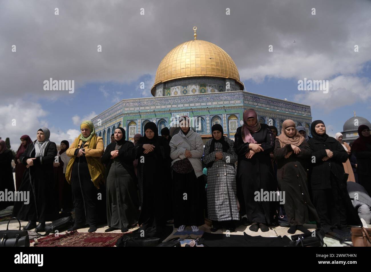 Muslim worshippers pray beneath the Dome of the Rock Mosque at the Al-Aqsa Mosque compound for the second Friday prayers on the Muslim holy month of Ramadan in Jerusalem's Old City, Friday, March 22, 2024. (AP Photo/Mahmoud Illean) Banque D'Images