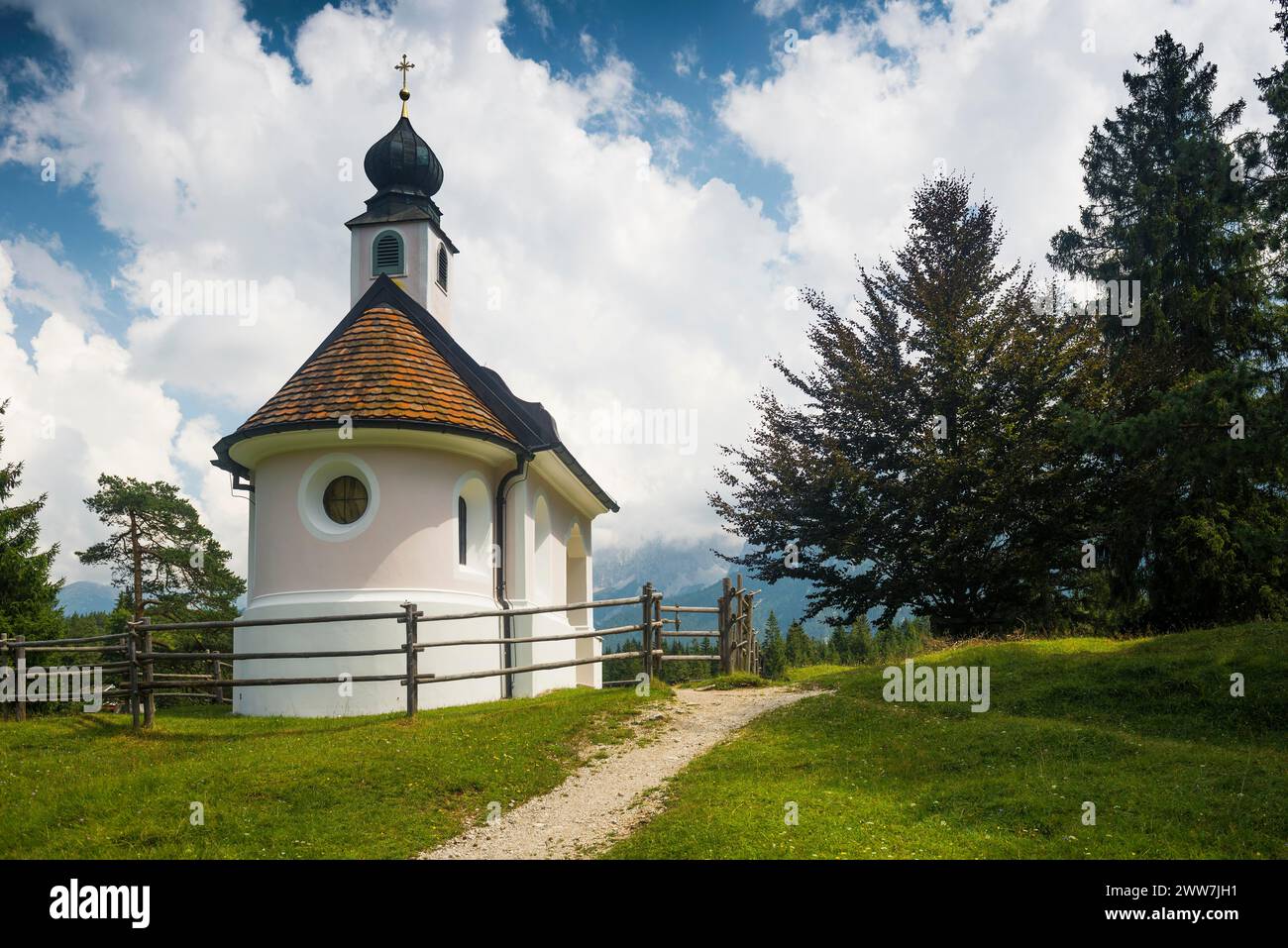 Chapelle Maria Koenigin sur le lac Lautersee, près de Mittenwald, Werdenfelser Land, haute-Bavière, Bavière, Allemagne Banque D'Images