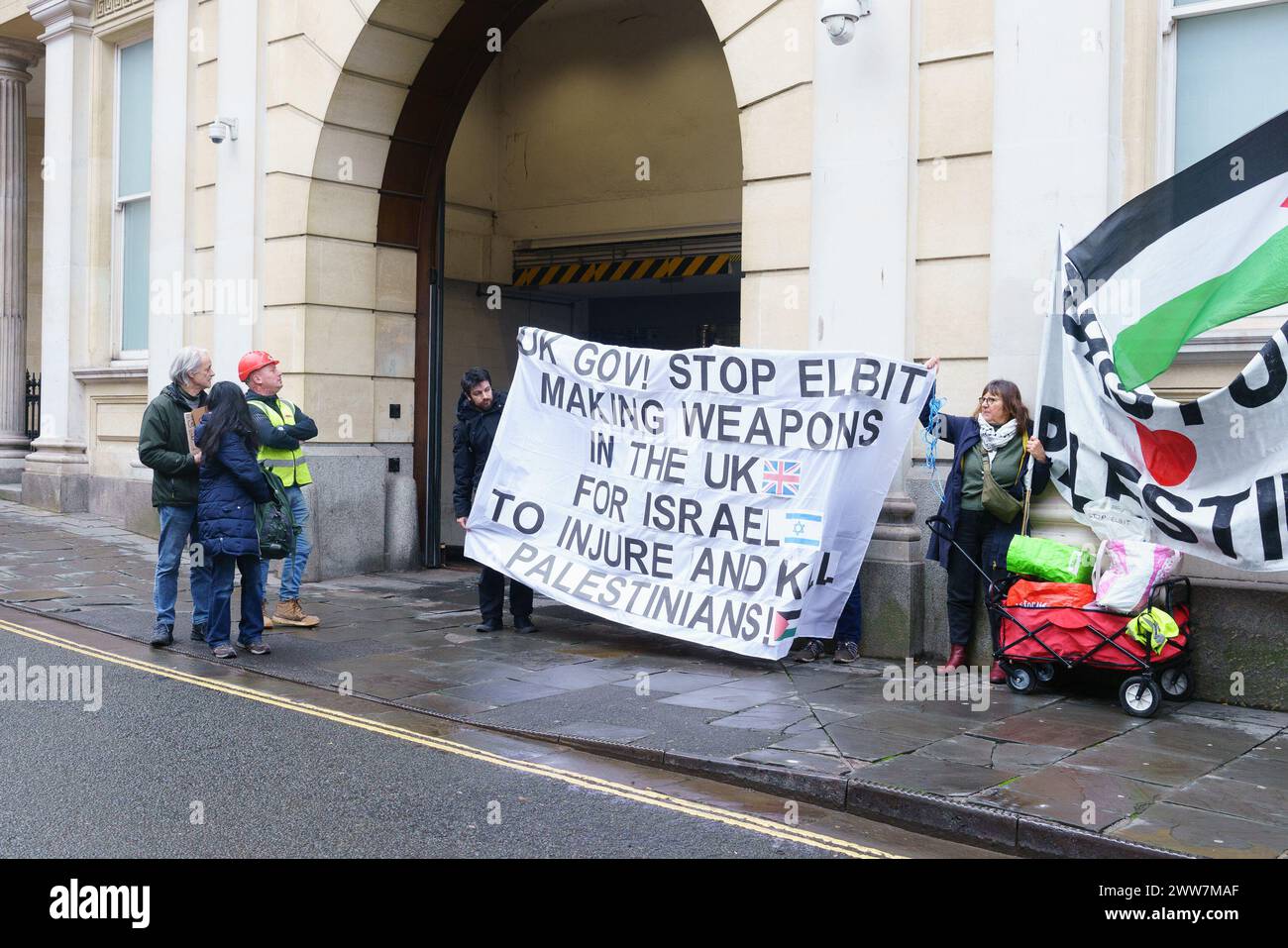 Bristol, Royaume-Uni le 22 mars. Un groupe de manifestants, maintenant connu sous le nom de « Elbit 7 », a été reconnu coupable (en février) d’un chef d’accusation de cambriolage et d’un chef d’accusation de dommages criminels après s’être introduit par effraction dans le siège d’une entreprise internationale de technologie de défense (Elbit Systems UK Ltd) et avoir causé des milliers de livres de dommages. Aujourd'hui, ils ont été condamnés à des peines avec sursis, une amende et un travail non rémunéré à la suite d'une audience de condamnation à la cour de la Couronne de Bristol. PHOTO : supporters de Palestine Solidarity BridgetCatterall/AlamyLiveNews Banque D'Images