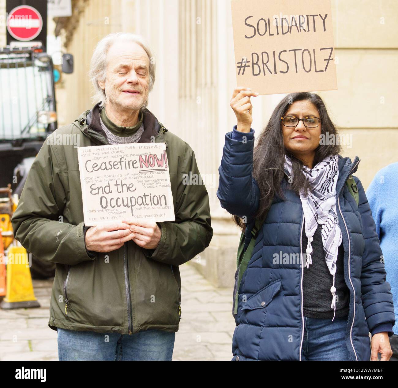 Bristol, Royaume-Uni le 22 mars. Un groupe de manifestants, maintenant connu sous le nom de « Elbit 7 », a été reconnu coupable (en février) d’un chef d’accusation de cambriolage et d’un chef d’accusation de dommages criminels après s’être introduit par effraction dans le siège d’une entreprise internationale de technologie de défense (Elbit Systems UK Ltd) et avoir causé des milliers de livres de dommages. Aujourd'hui, ils ont été condamnés à des peines avec sursis, une amende et un travail non rémunéré à la suite d'une audience de condamnation à la cour de la Couronne de Bristol. PHOTO : supporters de Palestine Solidarity BridgetCatterall/AlamyLiveNews Banque D'Images