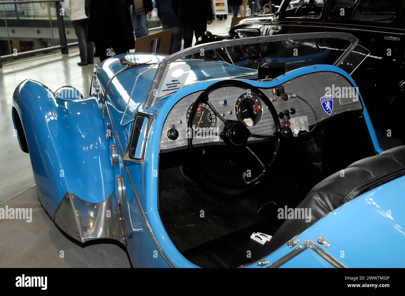 Bugatti 35 B Sport 1927, RÉTRO CLASSICS 2010, Stuttgart Messe, l'intérieur d'un cabriolet vintage bleu avec cuir et un tableau de bord détaillé Banque D'Images
