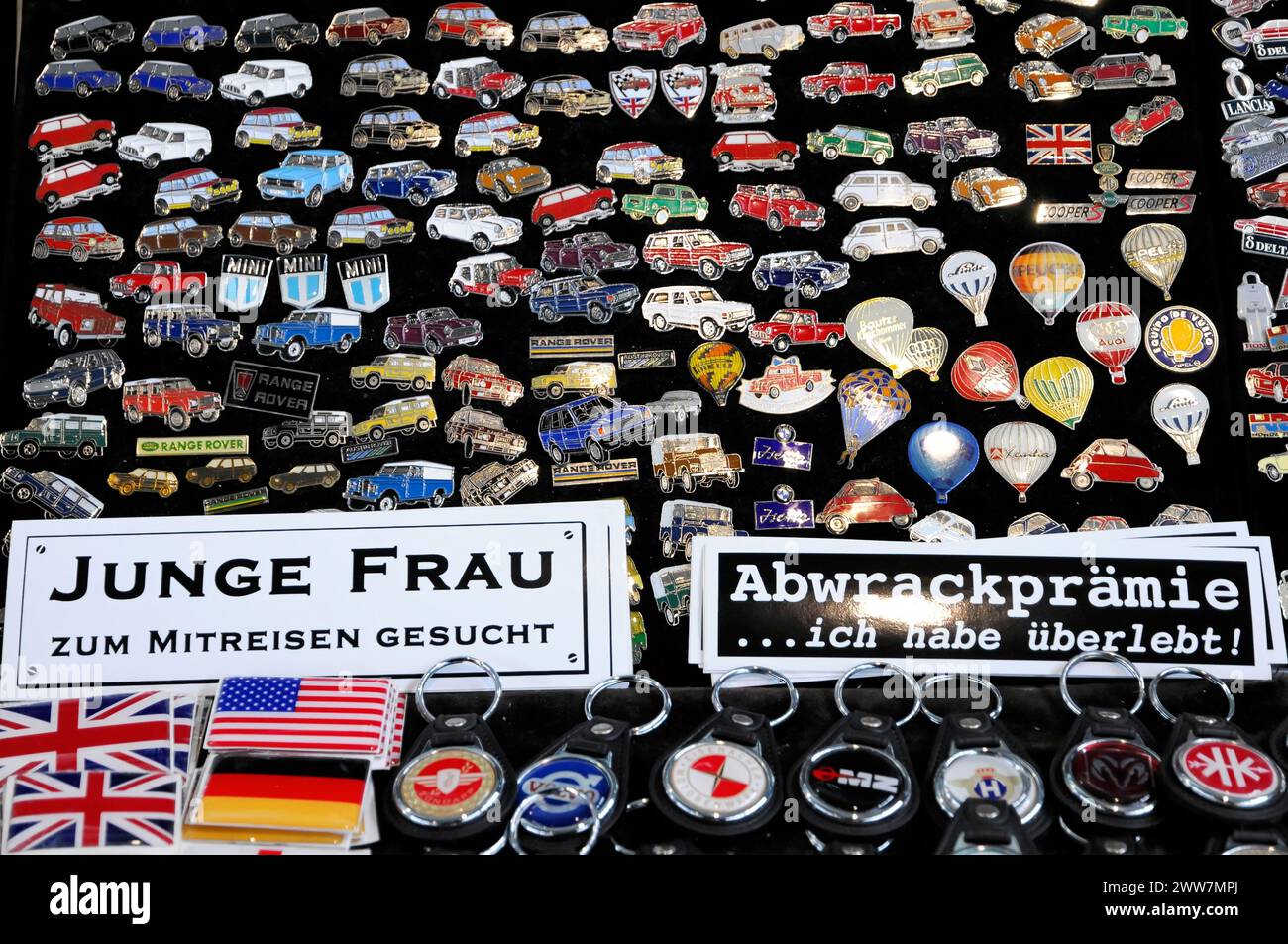 CLASSIQUES RÉTRO 2010, Stuttgart Messe, badges avec emblèmes de voitures et slogans humoristiques, Stuttgart Messe, Stuttgart, Bade-Wuerttemberg, Allemagne Banque D'Images