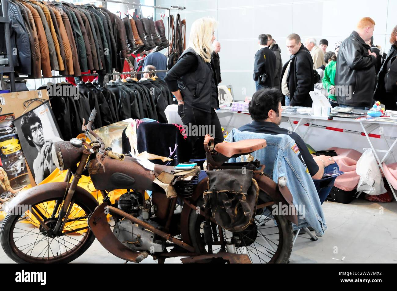 Stand de marché aux puces avec moto vintage, vêtements et personnes en arrière-plan, Stuttgart Messe, Stuttgart, Bade-Wuerttemberg, Allemagne, RÉTRO Banque D'Images