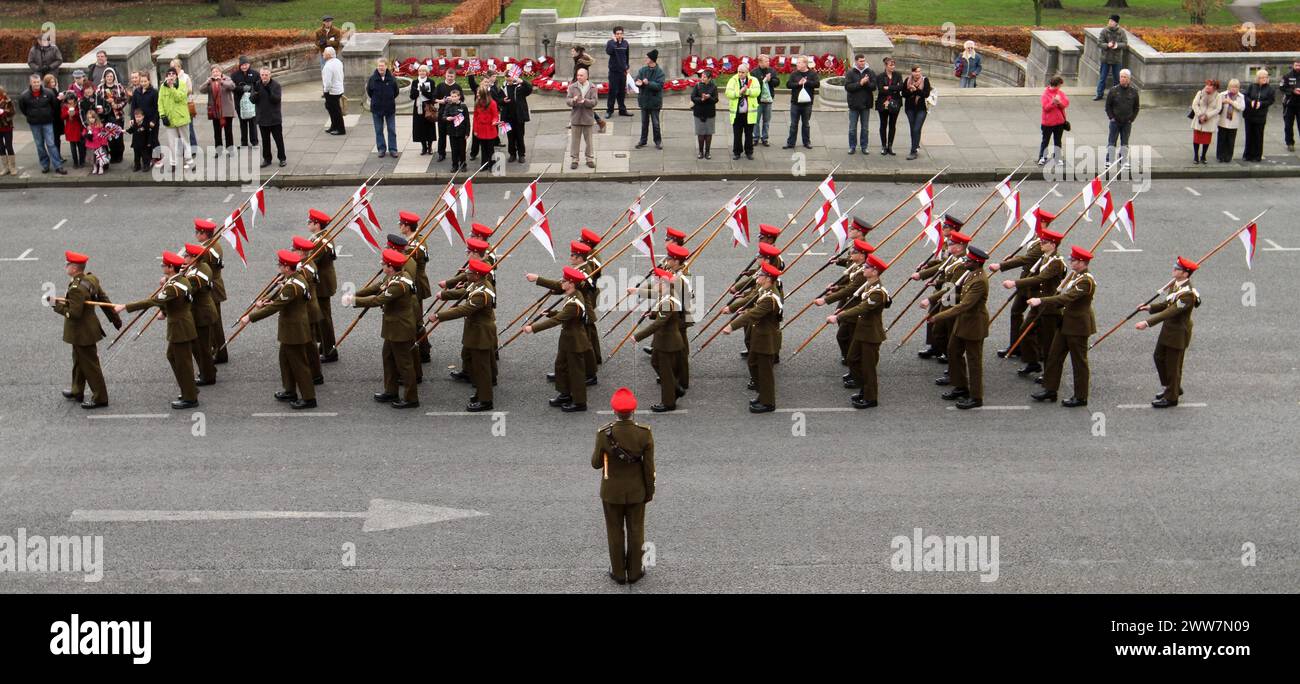 24/11/11. ..des milliers de personnes montrent leur soutien aux soldats des 9ème et 12ème Royal Lancers qui ont défilé à travers Chesterfield, Derbyshire Toda Banque D'Images