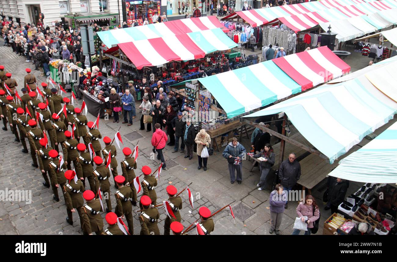 24/11/11. ..des milliers de personnes montrent leur soutien aux soldats des 9ème et 12ème Royal Lancers qui ont défilé à travers Chesterfield, Derbyshire Toda Banque D'Images
