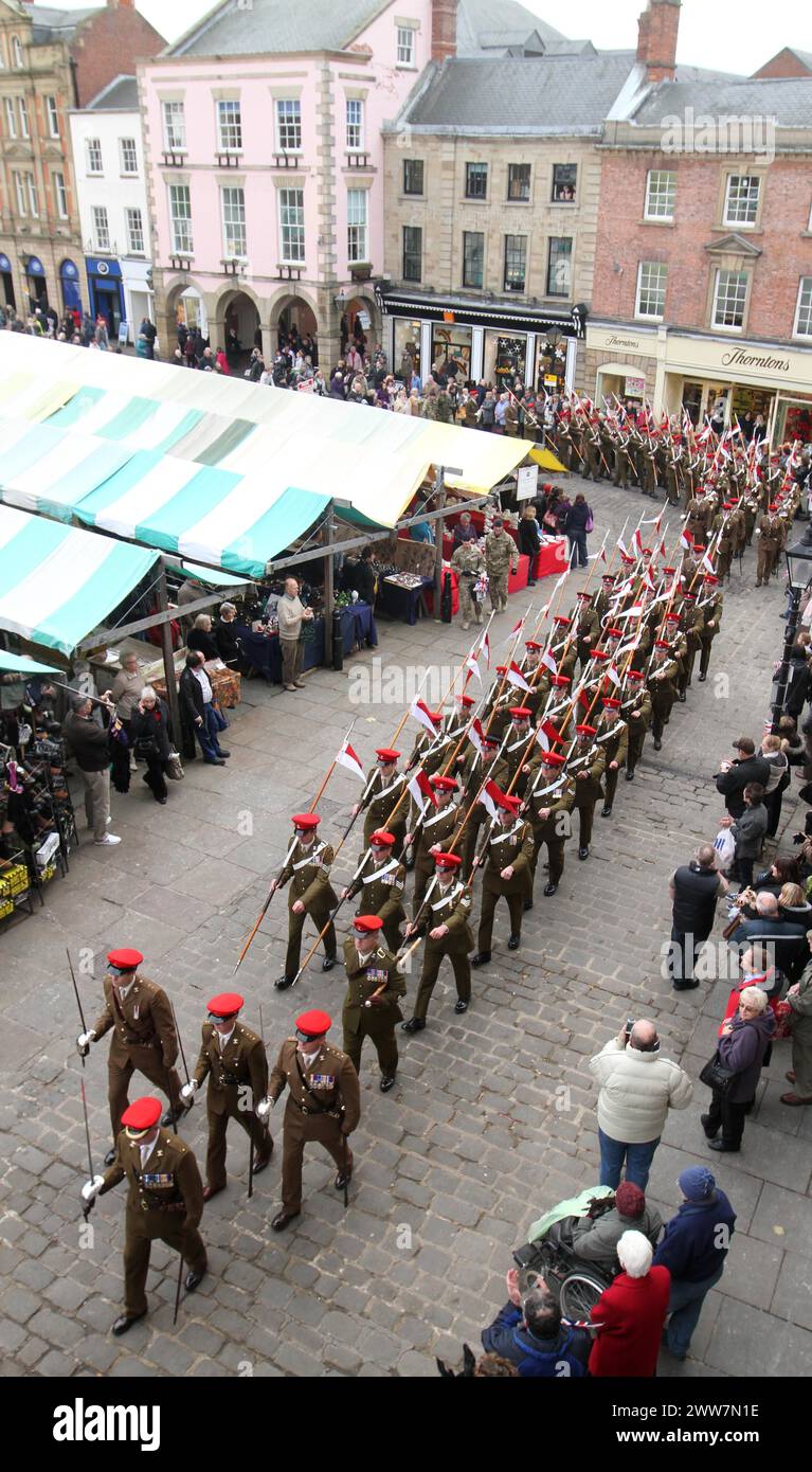 24/11/11. ..des milliers de personnes montrent leur soutien aux soldats des 9ème et 12ème Royal Lancers qui ont défilé à travers Chesterfield, Derbyshire Toda Banque D'Images