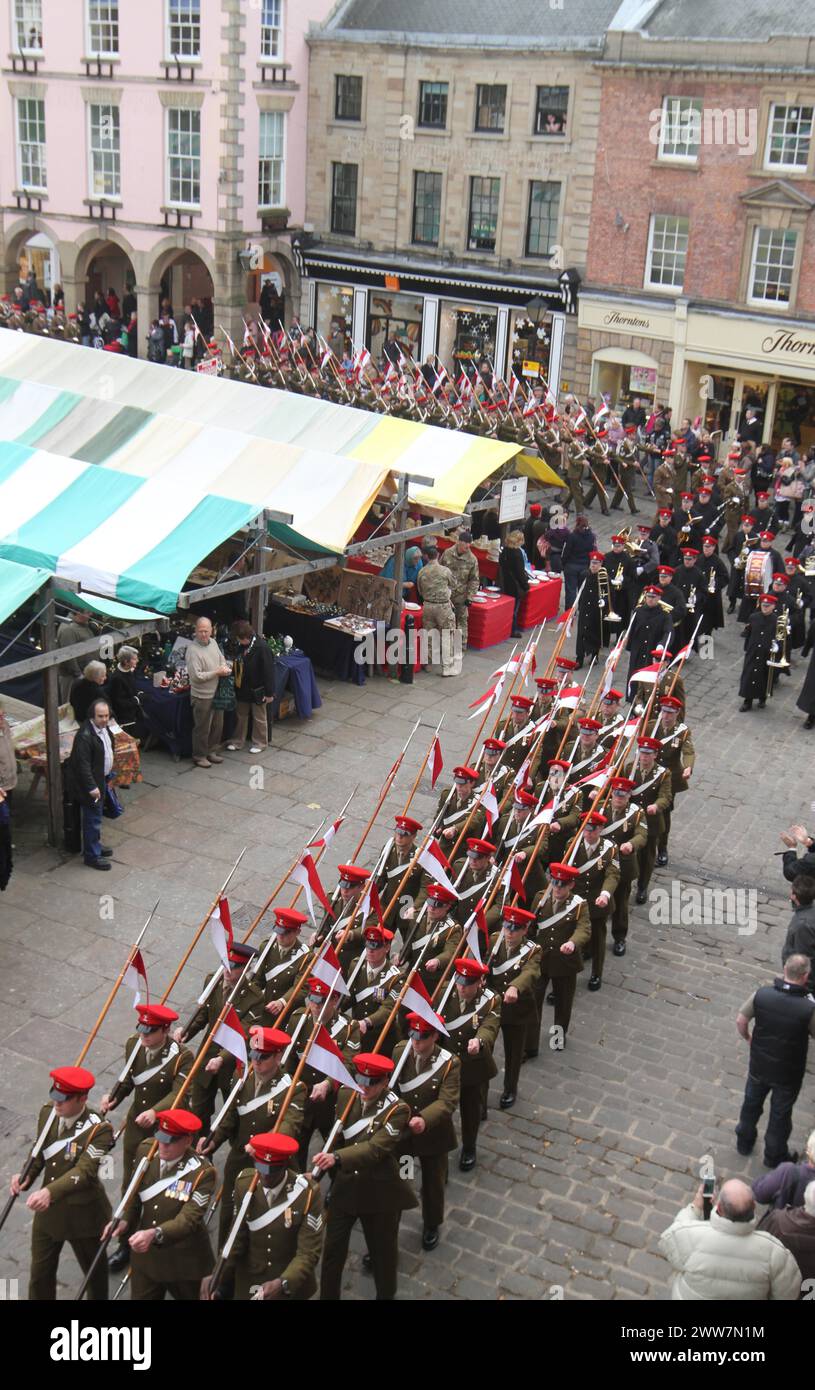 24/11/11. ..des milliers de personnes montrent leur soutien aux soldats des 9ème et 12ème Royal Lancers qui ont défilé à travers Chesterfield, Derbyshire Toda Banque D'Images