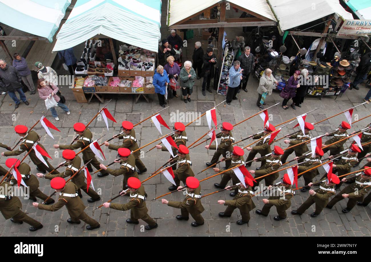 24/11/11. ..des milliers de personnes montrent leur soutien aux soldats des 9ème et 12ème Royal Lancers qui ont défilé à travers Chesterfield, Derbyshire Toda Banque D'Images