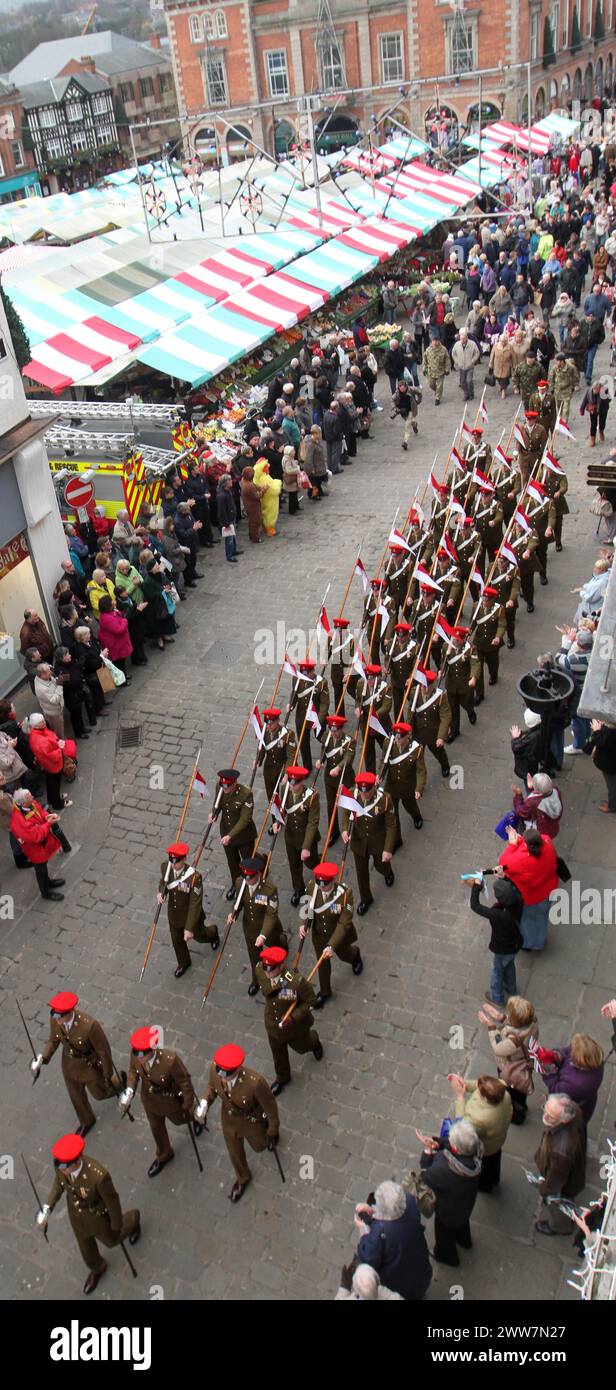 24/11/11. ..des milliers de personnes montrent leur soutien aux soldats des 9ème et 12ème Royal Lancers qui ont défilé à travers Chesterfield, Derbyshire Toda Banque D'Images