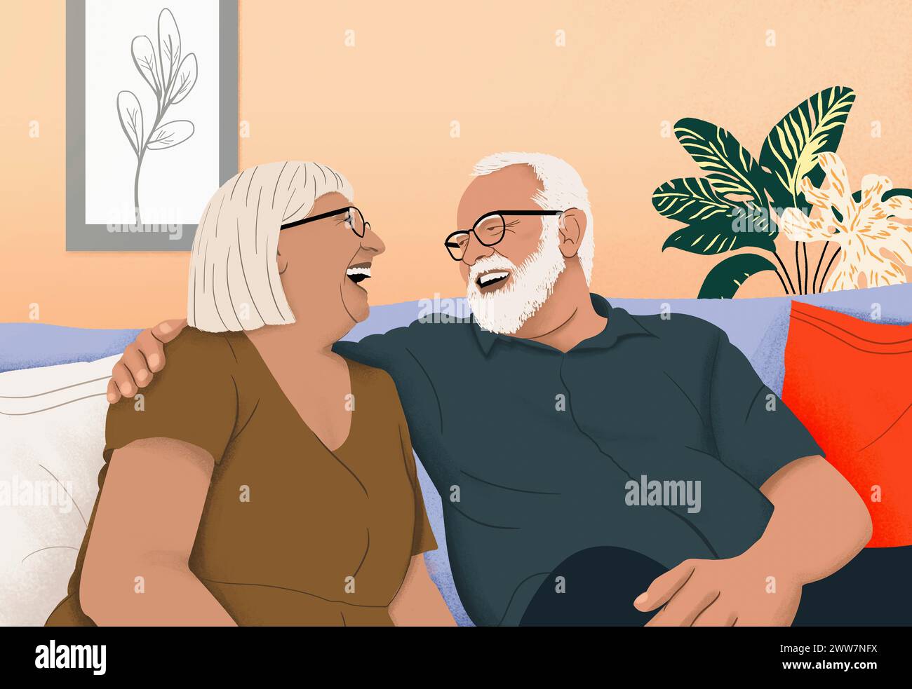Heureux couple senior riant, se liant sur le canapé du salon Banque D'Images