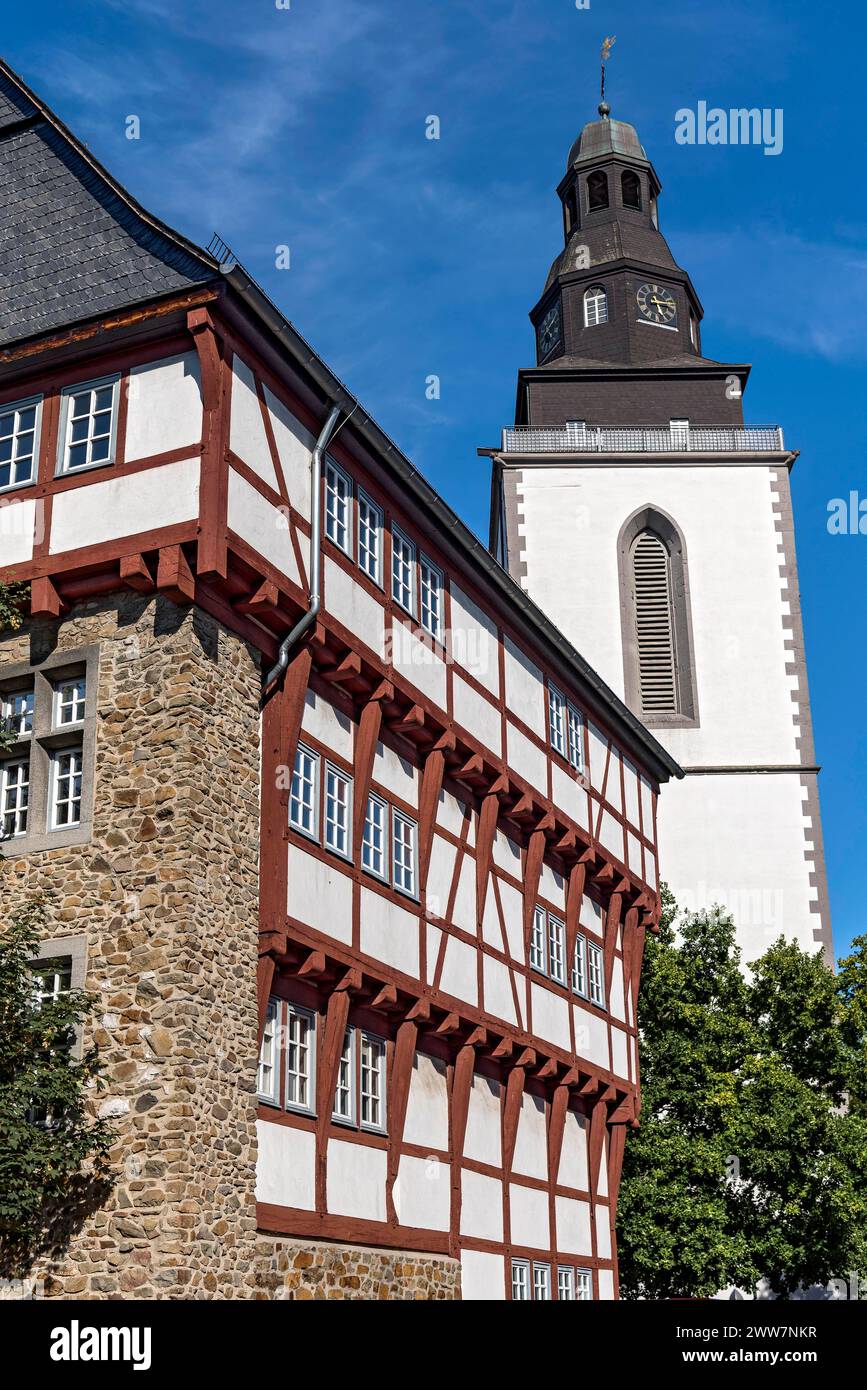 Leib'sches Haus, bâtiment médiéval à colombages comme Musée de la haute-Hesse, clocher gothique de l'ancienne église de la ville de St Pankratius, vieille ville Banque D'Images