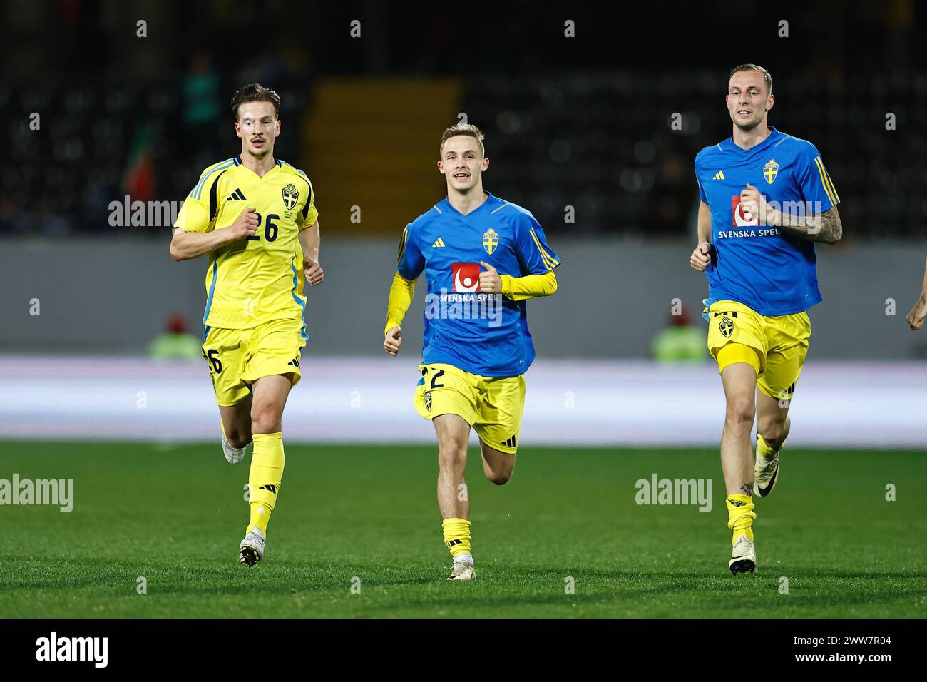 Guimaraes, Portugal. 21 mars 2024. (G-d) Simon Olsson, Jacob Ondrejka, Gustaf Nilsson (SWE) Football/Football : match amical international entre le Portugal 5-2 Suède à l'Estadio Don Afonso Henriquesa à Guimaraes, Portugal . Crédit : Mutsu Kawamori/AFLO/Alamy Live News Banque D'Images