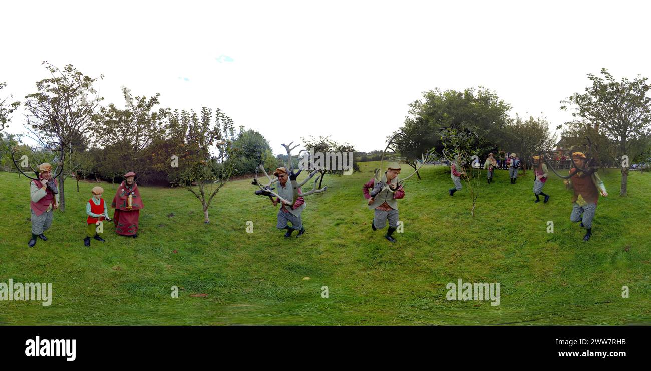 09/09/13 Une vue de 360 montrant les Abbots Bromley Horn Dance, jouant dans un verger de pommiers à Abbots Bromley. Datant de la foire Barthelmy dans Un Banque D'Images