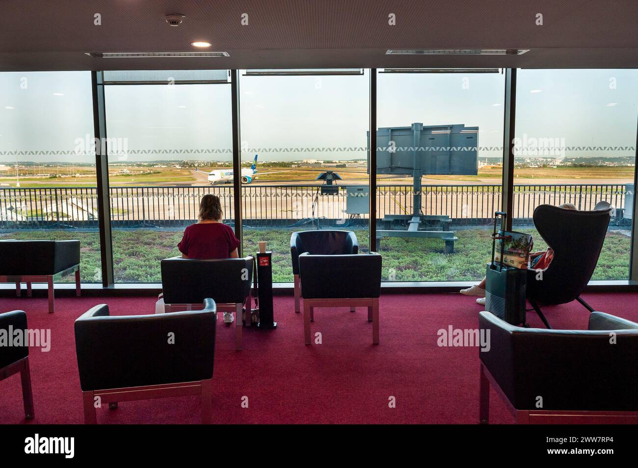 Aéroport d'Orly, France, vues grand angle à l'intérieur, personnes voyageant, vues grand angle à l'intérieur, jeunes voyageant, deux jeunes femmes assises dans des chaises, Banque D'Images