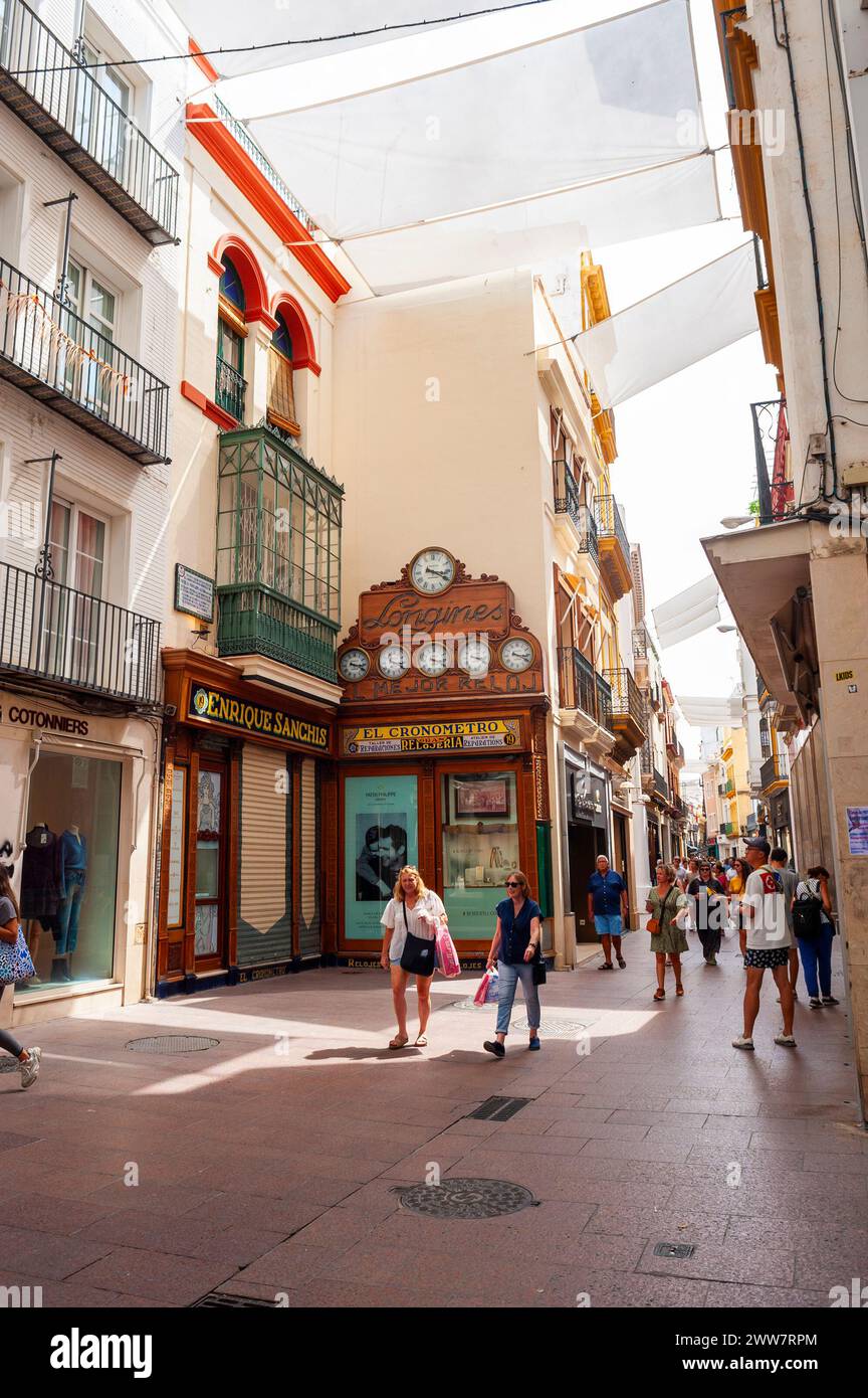 Séville, Espagne, foule de gens, touristes, marche, visite de la scène de rue, centre-ville historique espagne températures élevées Banque D'Images