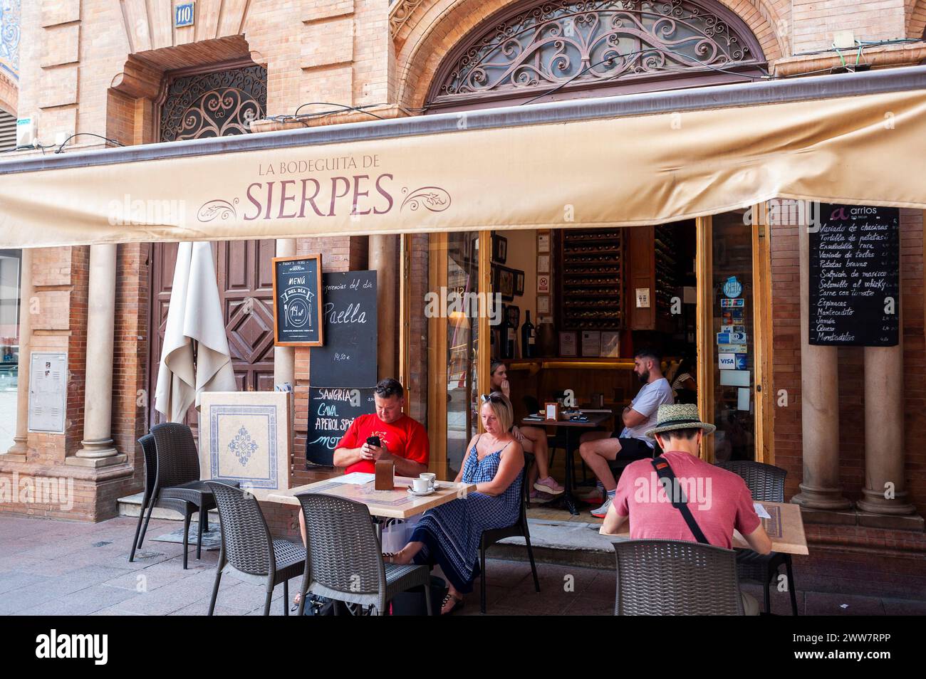 Séville, Espagne, Groupe de personnes, touristes, Partager le café sur la terrasse du café espagnol « Bodeguita de Sierpes » scène de rue, Banque D'Images