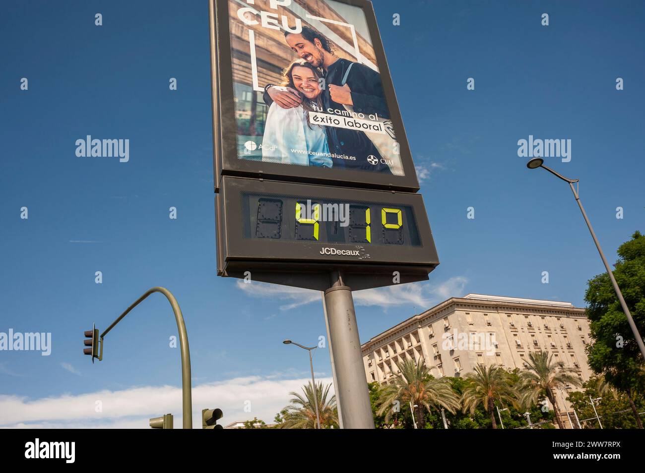 Séville, Espagne, gros plan, températures élevées sur le thermomètre, scène de rue, panneau du centre-ville historique, vague de chaleur, villes de canicule, Séville chaude Banque D'Images