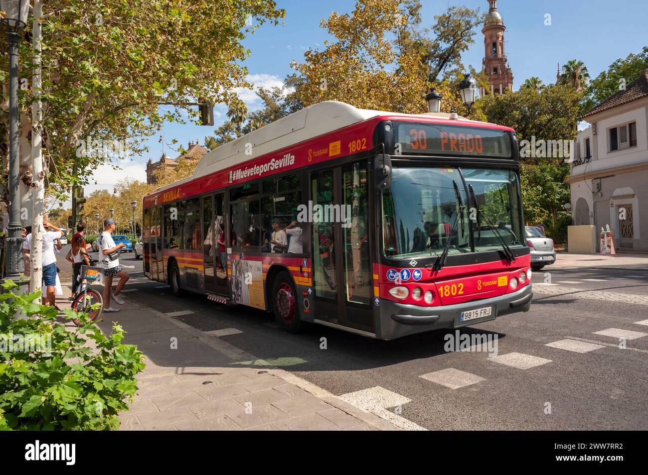 Séville, Espagne, scène de rue, bus public, centre-ville historique, journée chaude Banque D'Images