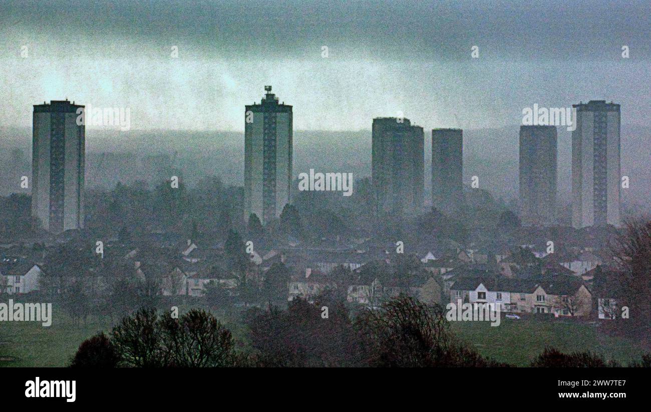 Glasgow, Écosse, Royaume-Uni. 22 mars, 2024 : Météo britannique : tours Scotstoun Gusty le climat printanier dans la ville a vu une tempête éclair humide et venteuse alors que les habitants luttaient dans la rue contre le vent. Crédit Gerard Ferry/Alamy Live News Banque D'Images