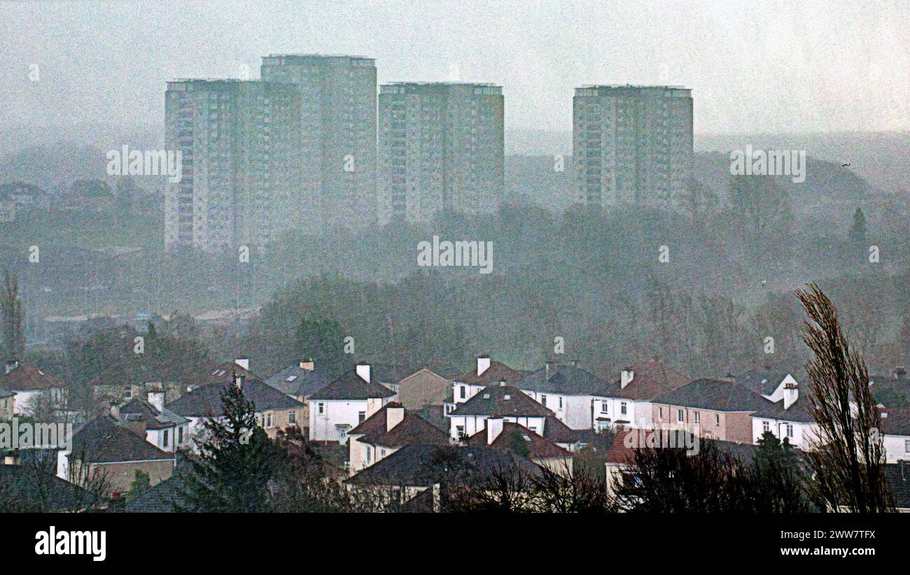 Glasgow, Écosse, Royaume-Uni. 22 mars, 2024 : Météo britannique : tours de Lincoln avenue Gusty le climat printanier dans la ville a vu une tempête éclair humide et venteuse alors que les habitants luttaient dans la rue contre le vent. Crédit Gerard Ferry/Alamy Live News Banque D'Images