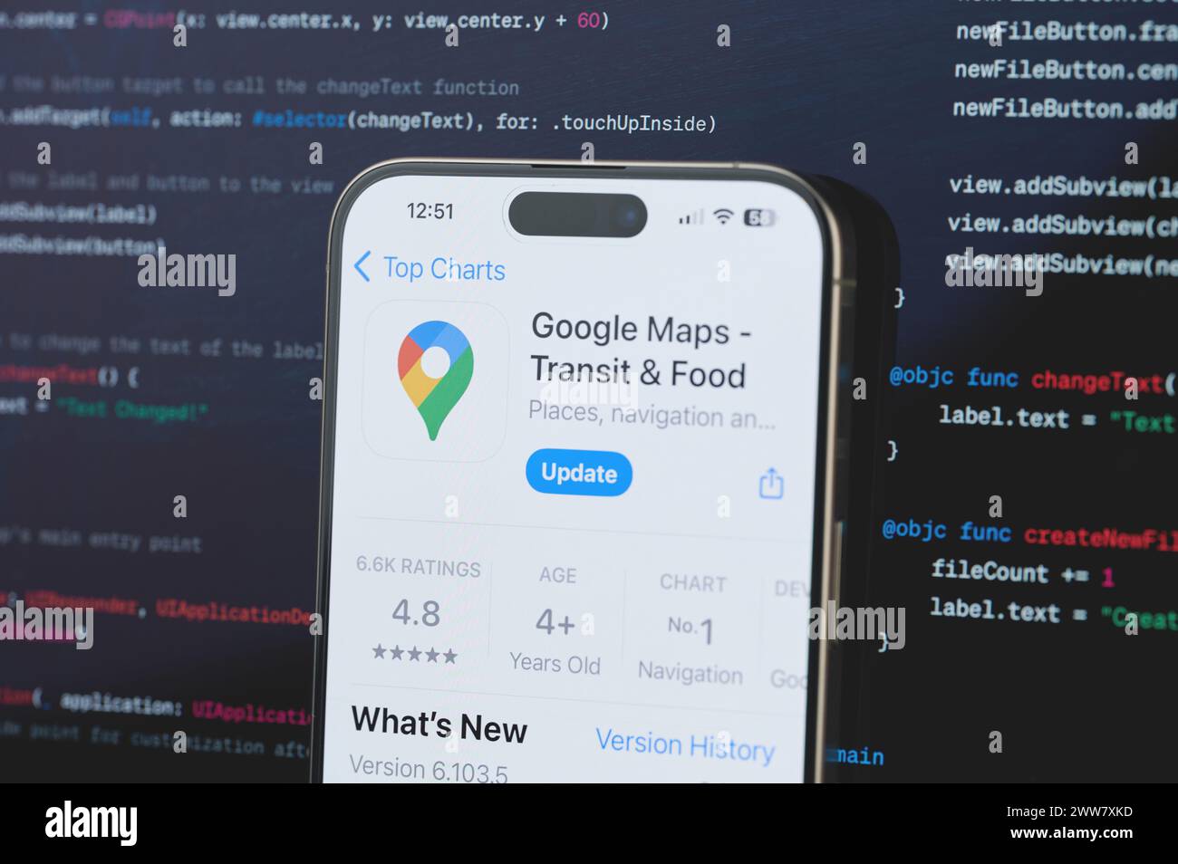 New York, USA - 23 février 2024 : Google Maps sur l'écran de l'iphone en arrière-plan de programmation de code flou Banque D'Images