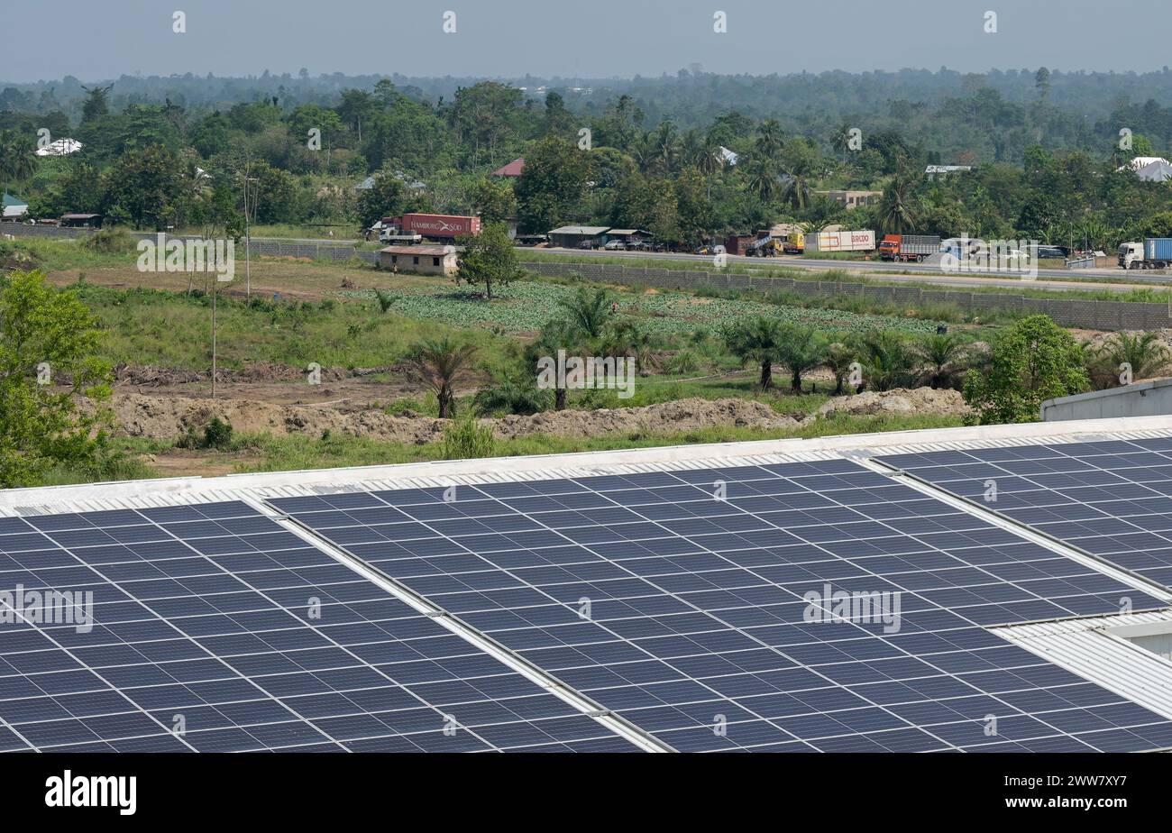 GHANA, village Amanese, transformation du cacao, usine de chocolat fairafric avec des panneaux solaires sur le toit du hall de production pour la production d'électricité Banque D'Images