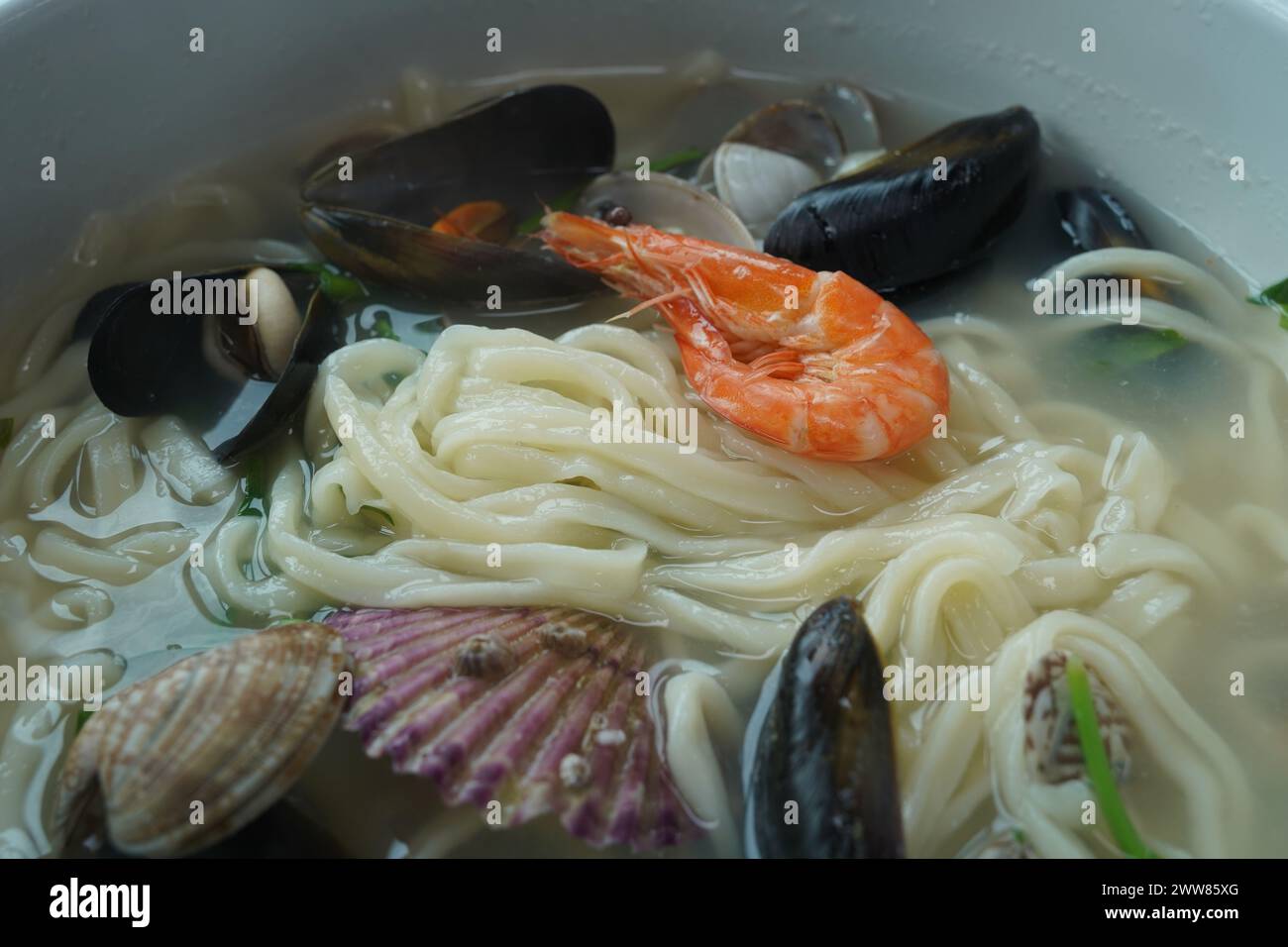 Kalguksu avec des fruits de mer est fait en faisant bouillir des nouilles minces avec des fruits de mer. Banque D'Images