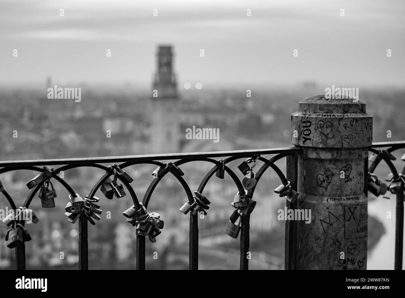 Gros plan sur les cadenas des amoureux avec la ville en arrière-plan Banque D'Images