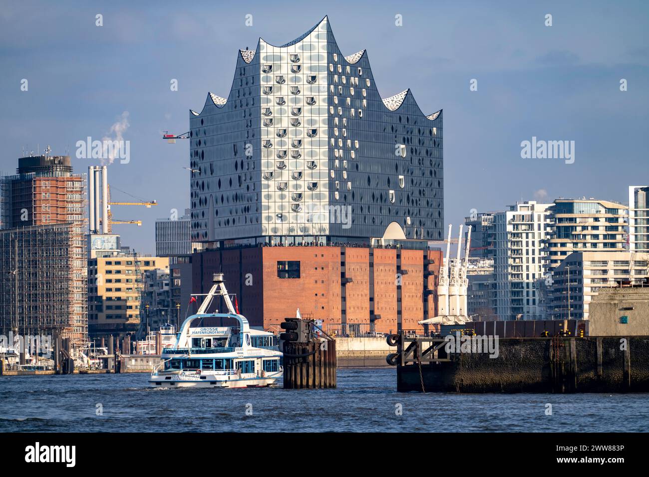 Bateau d'excursion, croisière Grand Port, sur l'Elbe, Skyline, Elbphilharmonie, Hambourg, Allemagne Banque D'Images