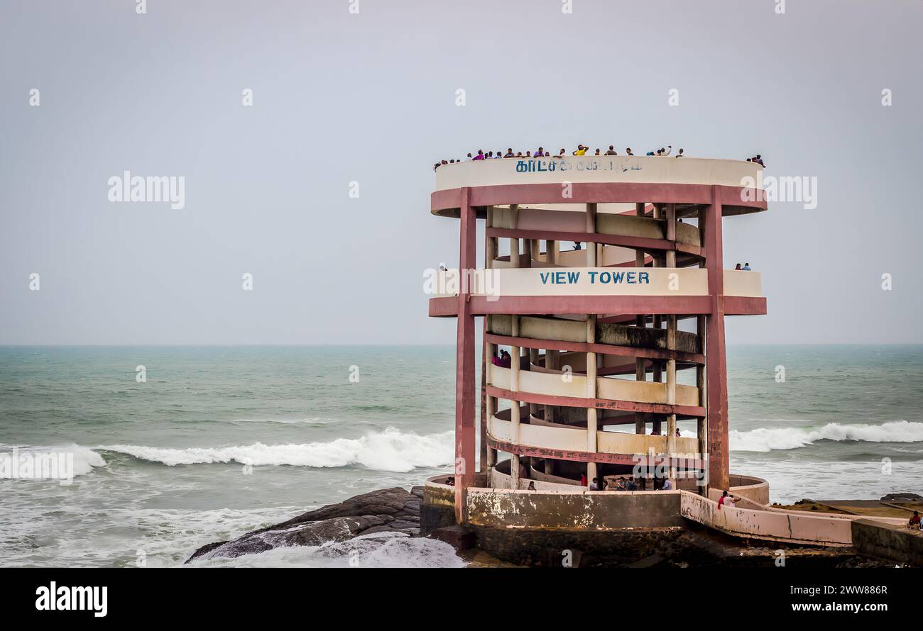 Kanyakumari, Tamil Nadu, Inde - 31 janvier 2024. Tour d'observation du lever et du coucher du soleil sur le bord de mer à la plage de Kanyakumari. Banque D'Images