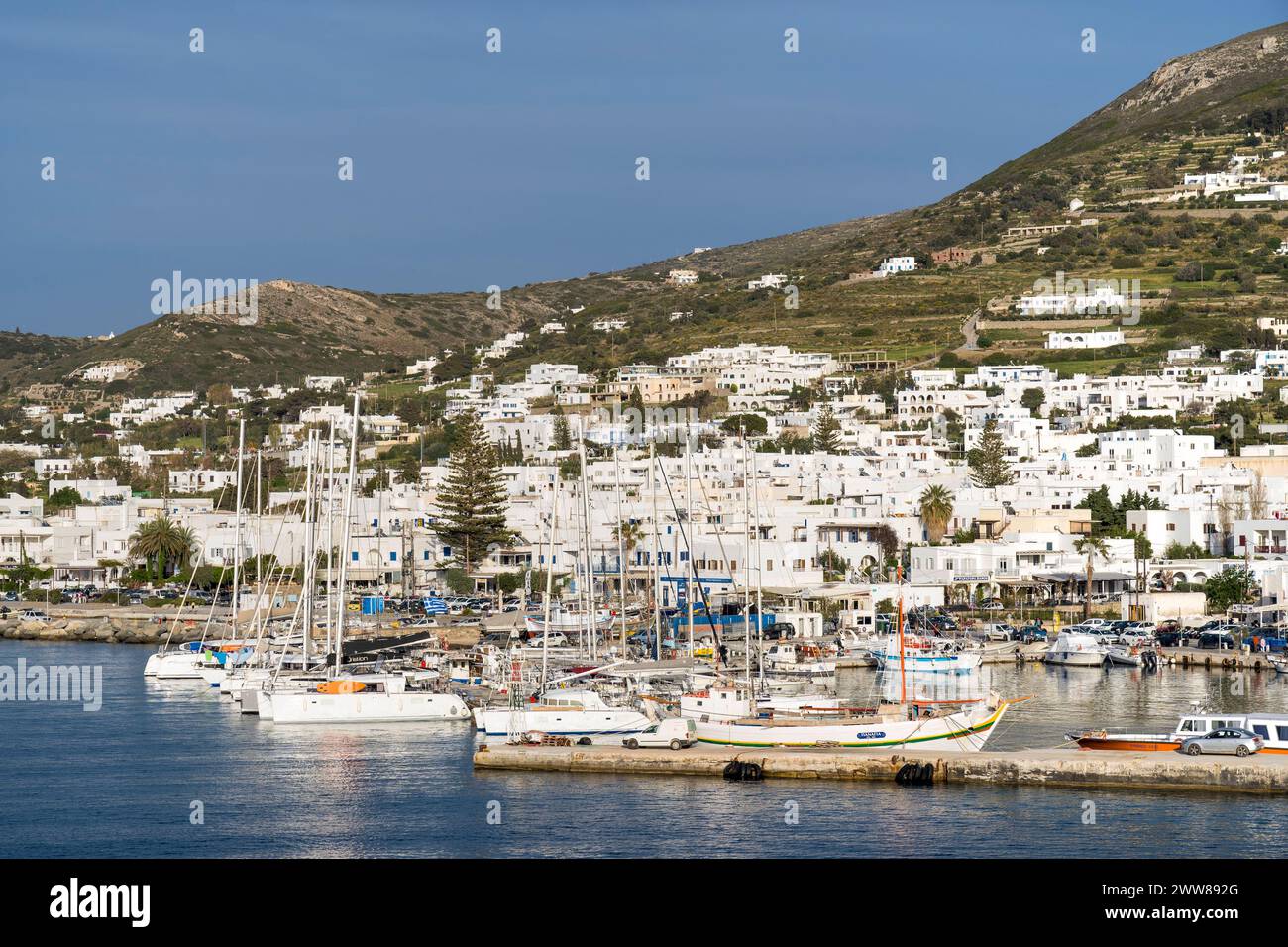 Bateaux et yachts au petit port de Parikia, sur l'île pittoresque de Paros, dans les îles des Cyclades, Grèce, Europe. Banque D'Images