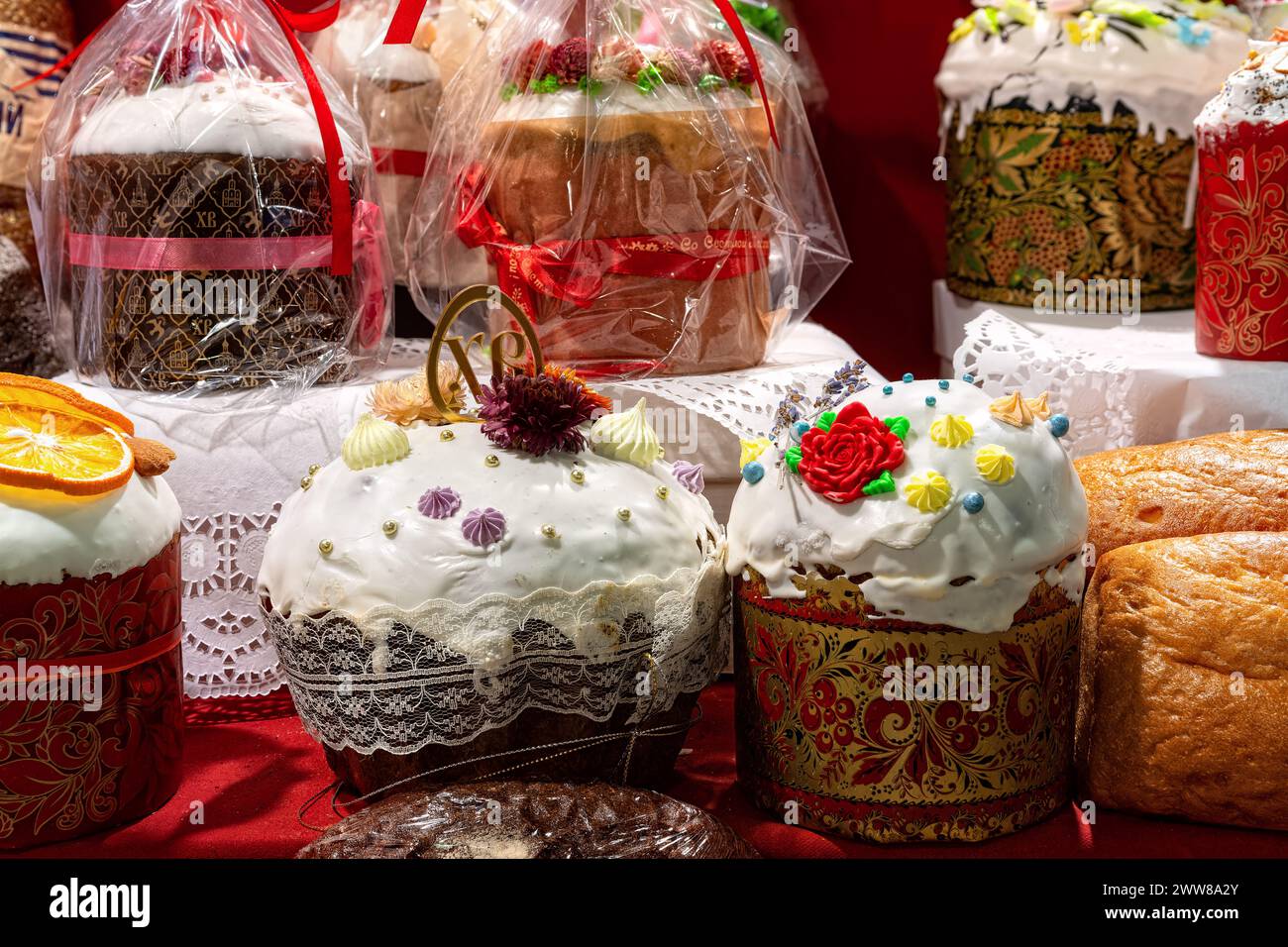 Divers gâteaux de Pâques orthodoxes frais dans la vitrine de boulangerie. Vente de gâteaux de Pâques dans le magasin. Banque D'Images
