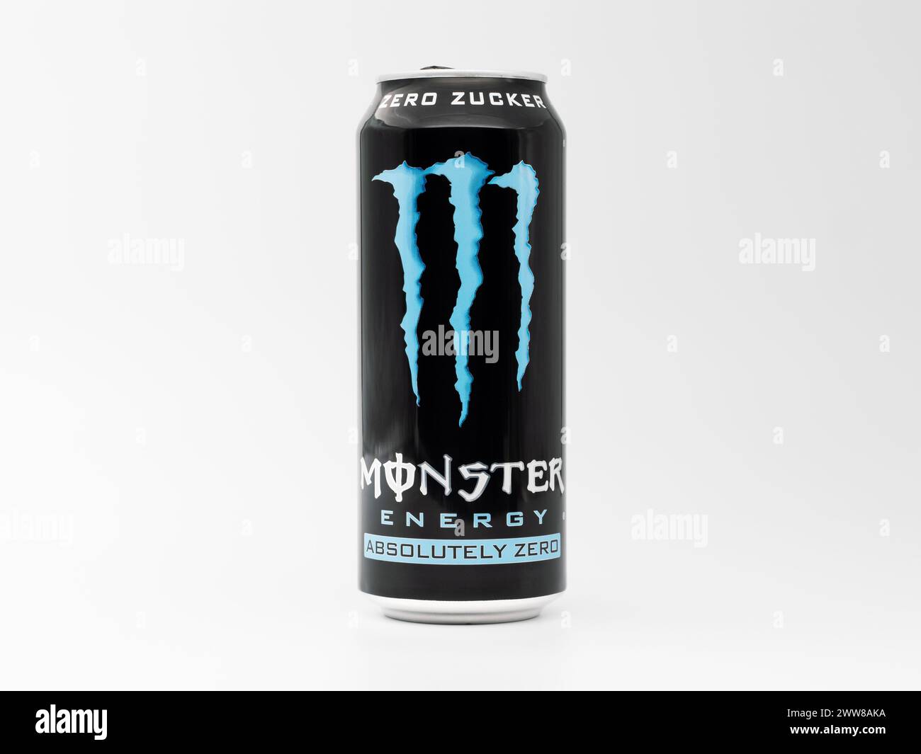 Monster Energy Drink absolument zéro. La boîte de boisson noire et bleue avec la saveur originale est populaire. Cette version est sans sucre. Banque D'Images