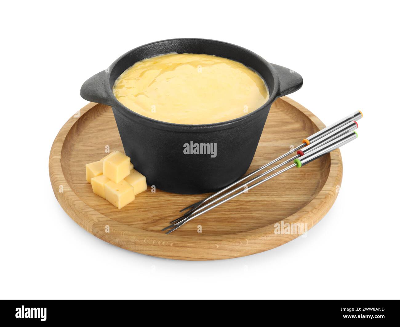 Fondue au fromage fondu savoureux, fourchettes et morceaux isolés sur blanc Banque D'Images