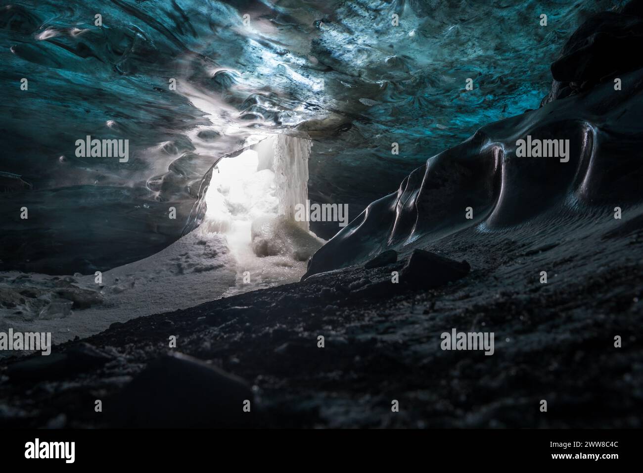 Grotte de glace bleue et noire secrète en Islande Banque D'Images