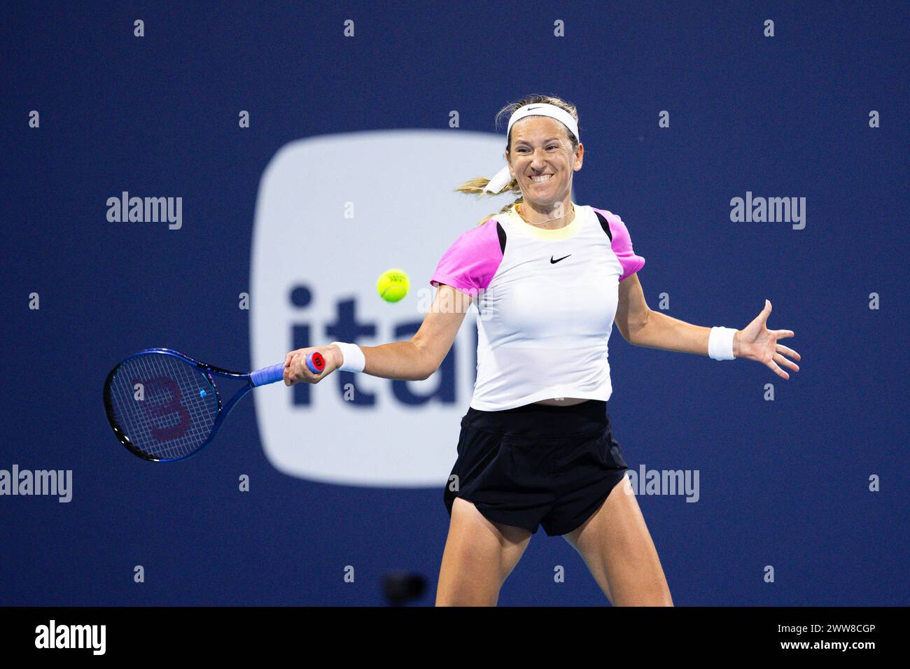 MIAMI GARDENS, FLORIDE - 21 MARS : Victoria Azarenka en action contre Peyton Stearns des États-Unis dans la deuxième ronde le jour 6 de l'Open de Miami présenté par Itau au Hard Rock Stadium le 21 mars 2024 à Miami Gardens. (Photo de Mauricio Paiz) Banque D'Images