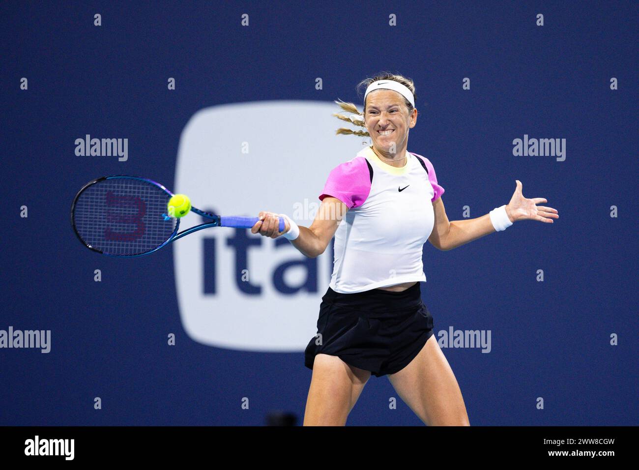 MIAMI GARDENS, FLORIDE - 21 MARS : Victoria Azarenka en action contre Peyton Stearns des États-Unis dans la deuxième ronde le jour 6 de l'Open de Miami présenté par Itau au Hard Rock Stadium le 21 mars 2024 à Miami Gardens. (Photo de Mauricio Paiz) Banque D'Images